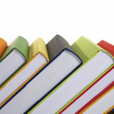 Stapel bunter Bücher